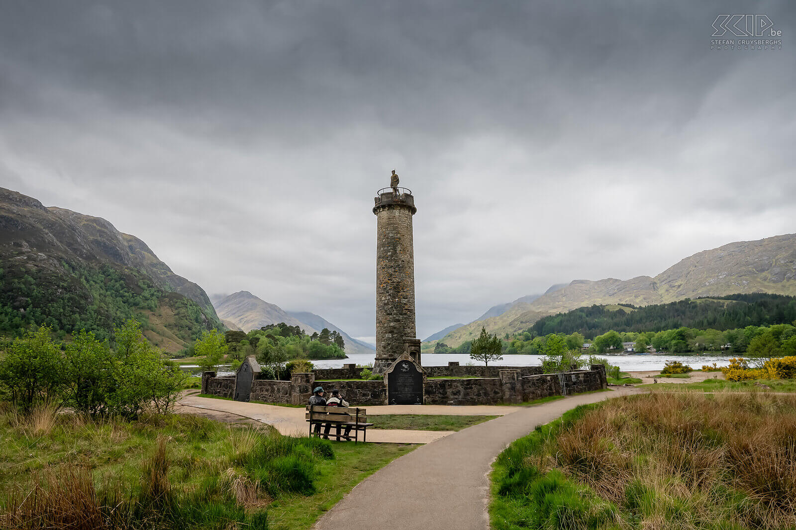 Glenfinnan Monument The village of Glenfinnan is located on the road between Fort William and Mallaig. This is a very beautiful place where Bonnie Prince Charlie raised his banner on August 19, 1745. Many Scottisch clans gathered that day for a final heroic, but ultimately tragic battle against the English. On the banks of the beautiful Loch Shiel stands the 'Lone Highlander' monument in memory of the last Jacobite uprising. Stefan Cruysberghs
